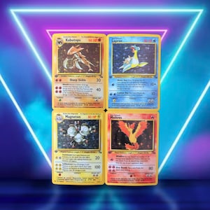 Fossil Set 3/15 / Kabutops 9/62, Lapras 10/62, Magneton 11/62, Moltres 12/62 / Prima edizione (1a) / 1999 / Carta(e) Pokémon PROXY