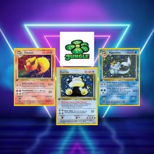 Op de afbeelding: Drie Pokémon-verzamelkaarten met Flareon, Snorlax en Vaporeon. De Flareon-kaart heeft een vurige oranje vormgeving, de Snorlax-kaart toont een slapende Snorlax en de Vaporeon-kaart heeft een blauw aquatisch thema. De kaarten staan tegen een neon achtergrond.