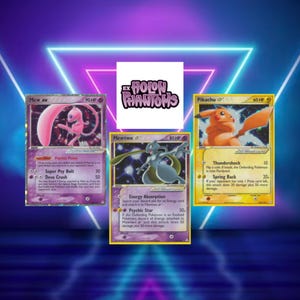Op de afbeelding: Drie Pokémon-verzamelkaarten met Mew ex, Mewtwo en Pikachu. De kaarten hebben kleurrijke illustraties en tekst, met het "EX Holon Phantoms" logo in het midden. De achtergrond is een neon geometrisch ontwerp.