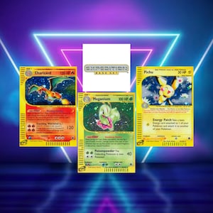 Könnte beinhalten: Drei Pokémon-Sammelkarten mit Charizard, Meganium und Pichu. Die Charizard-Karte zeigt einen feurigen Drachen, die Meganium-Karte zeigt eine grüne Kreatur und die Pichu-Karte zeigt einen gelben, mausartigen Charakter. Die Karten stammen aus dem Expedition Base Set.