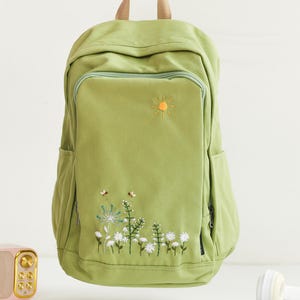 Sac à dos vert pastel brodé jardin de fleurs sauvages avec abeilles | Sac à dos personnalisé avec prénom brodé pour enfants | Cartable brodé personnalisé