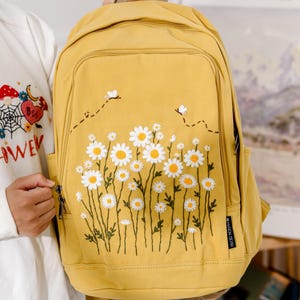 Sac à dos brodé de marguerites blanches et d'abeilles | Sac brodé floral marguerite personnalisable |  Cadeau artisanal pour elle | Sac à dos style bohème