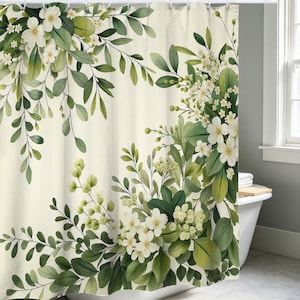 Könnte beinhalten: Duschvorhang in Creme mit einem Aquarell-Blumenmuster. Der Vorhang zeigt weiße Blüten und grüne Blätter in einem botanischen Muster. Das Design umfasst verschiedene Blattformen und kleine weiße Blüten.