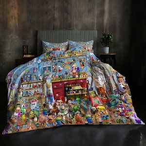 Puede incluir: Un edredón azul claro y dos fundas de almohada con un diseño colorido de Toy Story. El juego de cama presenta varios personajes y escenas de la película animada, creando una estética lúdica y vibrante. El diseño incluye una variedad de juguetes y un arcoíris.