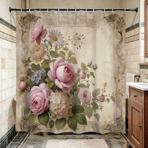 Op de afbeelding: Douchegordijn met een vintage bloemenontwerp. Het toont een boeket van roze rozen, witte madeliefjes en andere bloemen tegen een crèmekleurige achtergrond. Het ontwerp is omlijst met sierlijke krullen, wat elegantie toevoegt aan de badkamer.