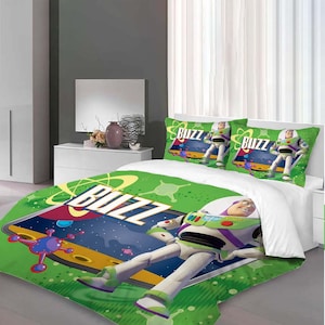 Puede incluir: Juego de cama verde y blanco con Buzz Lightyear de Toy Story. La funda nórdica tiene una imagen grande de Buzz Lightyear en el espacio con la palabra "Buzz" en letras grandes. Las fundas de almohada tienen una imagen más pequeña de Buzz Lightyear con la palabra "Buzz" en cada funda de almohada.