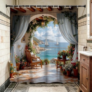 Puede incluir: Cortina de ducha con una escena de balcón con vistas al mar y veleros. Cuenta con cortinas azules, flores en macetas, una silla de madera y una mesa. El fondo muestra un cielo y un mar azul brillante.