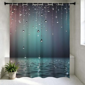 Puede incluir: Cortina de ducha con diseño de gotas de agua. La cortina presenta un fondo degradado de color turquesa, morado y azul. Gotas de agua claras cuelgan de la parte superior, algunas reflejándose en la superficie similar al agua en la parte inferior.