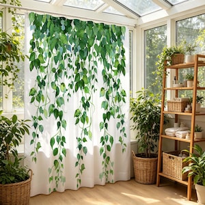 Könnte beinhalten: Ein weißer Duschvorhang mit einem Druckmuster aus kaskadierenden grünen Pothos-Ranken und Blättern, die von der Oberkante herabhängen. Das Design zeigt verschiedene Grüntöne des Laubs mit dünnen Stielen, die über den Stoff nach unten verlaufen.