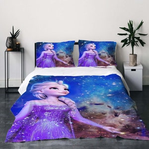 Könnte beinhalten: Ein Bettbezug-Set in Lila und Blau mit einer Figur aus dem Film Frozen. Die Figur ist eine junge Frau mit langen blonden Haaren, die ein glitzerndes lila Kleid trägt. Der Hintergrund ist eine Galaxie mit Sternen und Nebeln.