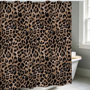 Könnte beinhalten: Ein Duschvorhang mit Leopardenmuster. Das Design zeigt schwarze Flecken auf einem braunen und beigen Hintergrund. Der Vorhang hängt in einem Badezimmer, mit einer weißen Badewanne und einem Fenster.