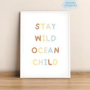 Póster infantil Stay wild ocean, Sala de juegos para niños imprimible, Arte de pared de guardería arcoíris, Decoración de pared de guardería náutica, Impresión de citas inspiradoras
