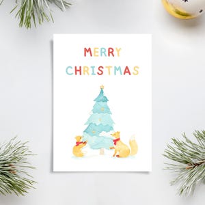 Carte de joyeux Noël, carte de Noël à imprimer, jolies cartes de nouvel an pour enfants, carte de vœux animaux, jolis renards décorant un sapin de Noël