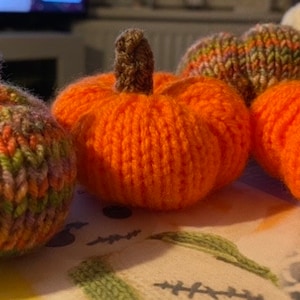 Gestrickte Kürbisse