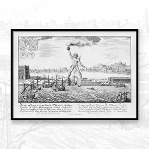 Puede incluir: Impresión enmarcada en blanco y negro que representa el Coloso de Rodas, una gran estatua del dios sol Helios. La impresión incluye barcos, edificios y texto en varios idiomas. La obra de arte es una ilustración histórica.