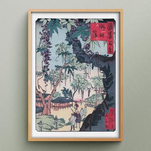 Peut inclure: Une estampe japonaise traditionnelle sur bois représentant une scène de temple avec des fleurs de glycine qui pendent des arbres. L'estampe est dans des tons de bleu, vert et rose, avec une inscription rouge dans le coin supérieur droit.
