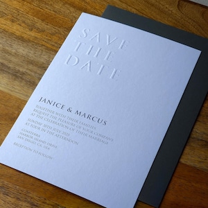 Prägen Sie Hochzeitseinladungen, Letterpress-Einladungen, einfache minimalistische Karten, Rsvp-Detail-Karten mit Qr-Code