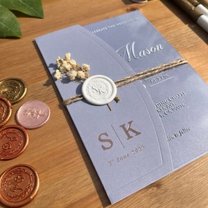 Staubblaue kundenspezifische Hochzeitseinladung mit weißer Beschriftung, halbgefalteter Umschlag-Event-Karte, durchsichtige Geburtstags-Sweet 16-Party-Gewohnheiten