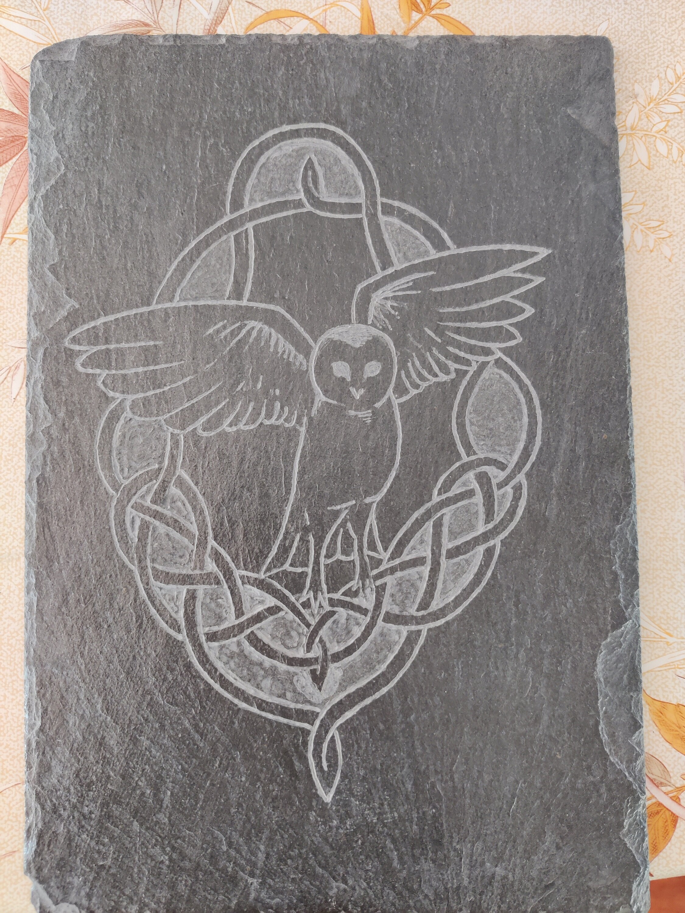 Ardoise Assiette Cerf et Entrelacs | Vernis Alimentaire