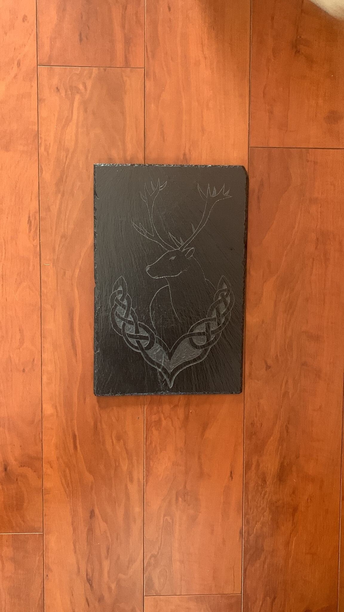 Ardoise Assiette Cerf et Entrelacs | Vernis Alimentaire