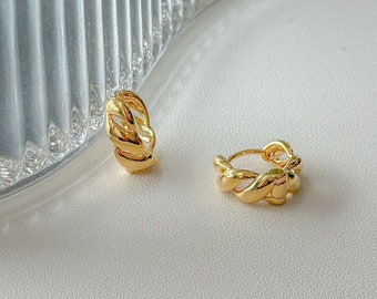 Gold croissant hoop earring. Small gold twisted earrings for women. 18K gold plated dome earrings. 1.7*1.7cm. Minimalist good hoop earring.