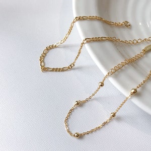 Pulsera minimalista de oro para mujer. Pulsera de oro de 18 quilates con puntitos satélite. Pulseras lisas con dijes de plata de primera ley.