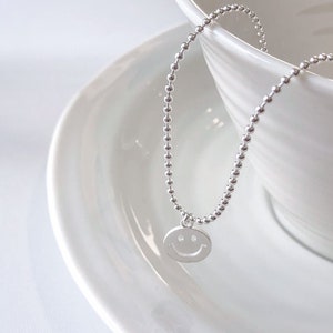 Tobillera con cadena de plata de primera ley. Pulsera minimalista de tobillo con cara sonriente. Bonita joyería de plata de moda para mujer.