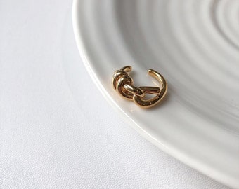 Unique knot gold ear cuff. Korean style fashion ear wrap for women. Minimalist ear cuff no piercing.