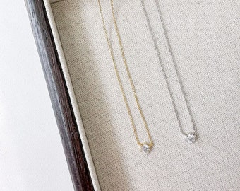 Collar de plata de ley con circonitas cúbicas redondas de 4 mm. Collar minimalista de cristal. Cadena fina y sencilla de plata para uso diario.