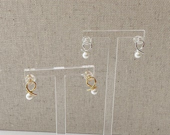 Nudo Pequeños pendientes de perlas. Pendientes de pernos de perla blanca con nudo de plata de ley. Delicados pendientes de perlas blancas de 4 mm para mujer.