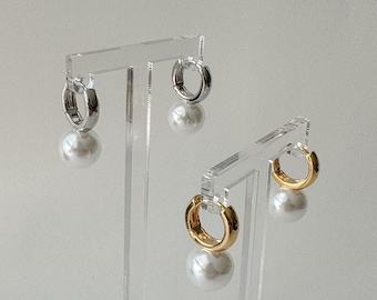 Single white pearl hoop earrings. Large white freshwater pearl huggies earring. Chunky pearl earrings. Dainty clip on hoop earrings.