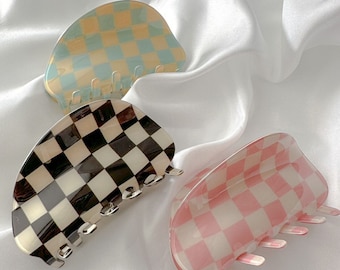 Thick PVC checkerboard hair claw for women. Irregular alloy acetate plaid hair claw clip. Fashion hair accessories. Size 8.4 * 4.5 cm