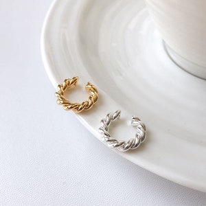 Twisted ear cuff no piercing. Women minimalist ear wrap. Thick Band Knot cartilage earring piercing.