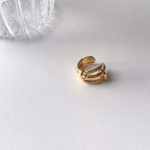 Minimalist thick band Ear Cuff. Korean chunky ear cuff no piercing. Women gold ear wrap. Cartilage conch fake earring piercing.