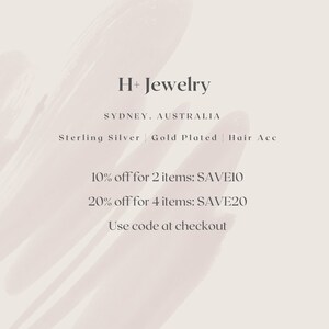 以下が含まれることがあります： オーストラリア、シドニーに拠点を置くH+ Jewelryのプロモーション画像。テキストは、スターリングシルバーと金メッキで作られた製品、ヘアアクセサリーなどを紹介しています。2点購入で10％オフ、4点購入で20％オフの割引があります。チェックアウト時にコードを使用してください。