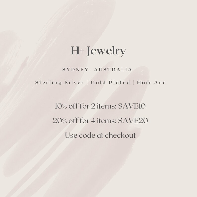 以下が含まれることがあります： オーストラリア、シドニーに拠点を置くH+ Jewelryのプロモーション画像。テキストは、スターリングシルバーと金メッキで作られた製品、ヘアアクセサリーなどを紹介しています。2点購入で10％オフ、4点購入で20％オフの割引があります。チェックアウト時にコードを使用してください。