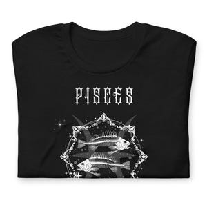 Camiseta unisex negra gótica estética con temática astral del zodíaco astrológico - PISCIS
