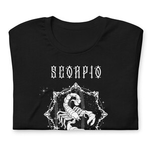Camiseta unisex negra gótica estética con temática astral del zodíaco astrológico - ESCORPIO