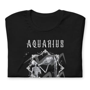 Camiseta unisex negra gótica estética con temática astral del zodíaco astrológico - ACUARIO