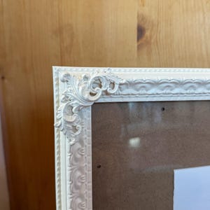 Cornice portafoto decorata 11x14: colore bianco anticato con decorazioni in filigrana di resina fatte a mano, stile vittoriano, barocco e regency.