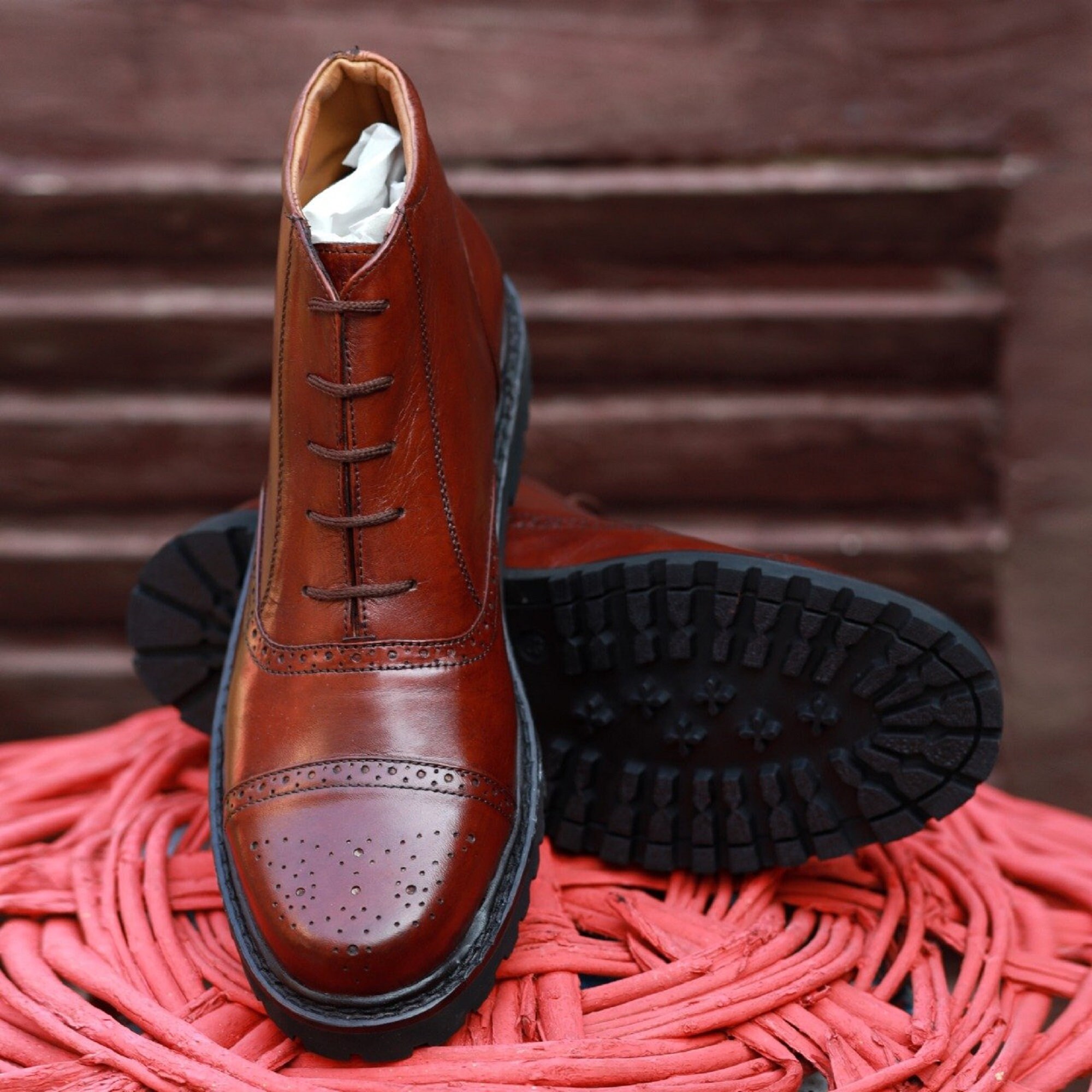 boots with toe cap