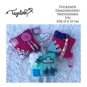 Puede incluir: Una variedad de almohadas sensoriales hechas a mano en rosa, turquesa y blanco. Las almohadas presentan varias texturas, incluyendo lunares, purpurina y cuentas. El texto en la imagen dice "STICKDATEI DEMENZKISSEN/ NESTELKISSEN ITH FÜR 13 X 13 CM".