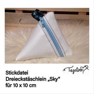 Könnte beinhalten: Weißer dreieckiger Beutel mit einem blauen Reißverschluss und blauen Nähten. Der Beutel ist 10 cm x 10 cm groß. Der Text "Stickdatei Dreieckstäschlein "Sky" für 10 x 10 cm" ist unter dem Beutel sichtbar.