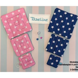 Könnte beinhalten: Eine Sammlung von Stoffartikeln in Rosa und Marineblau, verziert mit weißen Sternen. Die rosa Artikel umfassen Untersetzer und einen Schlüsselanhänger, während die marineblauen Artikel Untersetzer sind. Quadratisches Design mit Sternmuster und Spirale.
