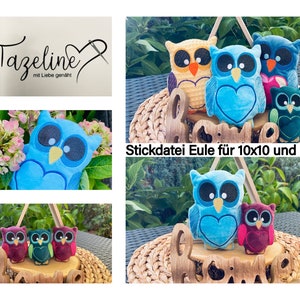 Könnte beinhalten: Drei Plüsch-Eulenspielzeuge in verschiedenen Farben, blau, grün und burgunderrot, mit gestickten Details. Die Eulen sitzen auf einem Holzschild, auf dem "Home" steht. Das Schild steht auf einer geflochtenen Weidenoberfläche. Der Text "Stickdatei Eule für 10x10 und 12x18" ist im Bild sichtbar.
