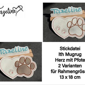 Peut inclure: Un motif brodé en forme de cœur avec des empreintes de pattes de chien et le nom "Tazeline" en bleu clair. Le motif comprend une grande empreinte de patte et deux plus petites. Le texte "Stickdatei Ith Mugrug Herz mit Pfote 2 Varianten für Rahmengrösse 13 x 18 cm" est également visible.