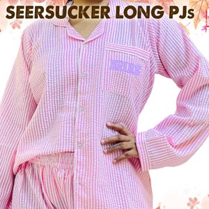 Puede incluir: Pijama largo de manga larga a rayas rosa y blancas con un bordado de "Bride" en el bolsillo del pecho.