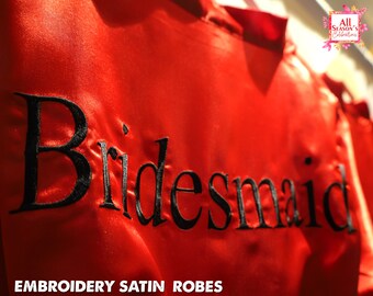 Pode incluir: Roupa de dormir de cetim vermelho com bordado preto que diz "Bridemaid". A roupa de dormir é feita de cetim e tem uma textura sedosa. O bordado é feito em um estilo profissional e é uma ótima adição a qualquer festa de casamento.