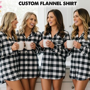 Könnte beinhalten: Vier Personen tragen schwarz-weiß karierte Flanellhemden und halten jeweils einen weißen Becher. Die Hemden haben personalisierte Namen auf der Tasche gestickt. Der Text "CUSTOM FLANNEL SHIRT" steht oben im Bild.