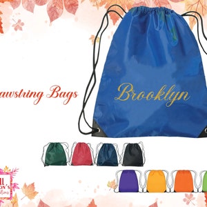 Könnte beinhalten: Eine blaue Kordeltasche mit dem Namen "Brooklyn" in Gold gestickt. Die Tasche wird mit anderen Kordeltaschen in verschiedenen Farben gezeigt, darunter Grün, Rot, Schwarz, Lila, Gelb, Orange und Limettengrün.